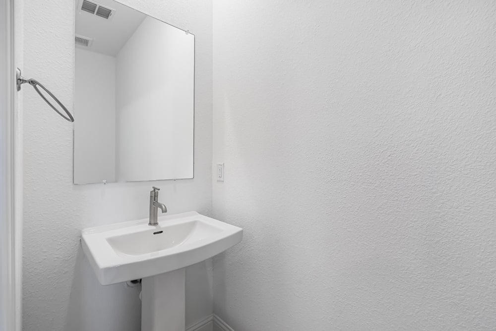 hj-tx-dallas-cross-creek-meadows-40s-carmichael-1224-hyssop-bathroom-001